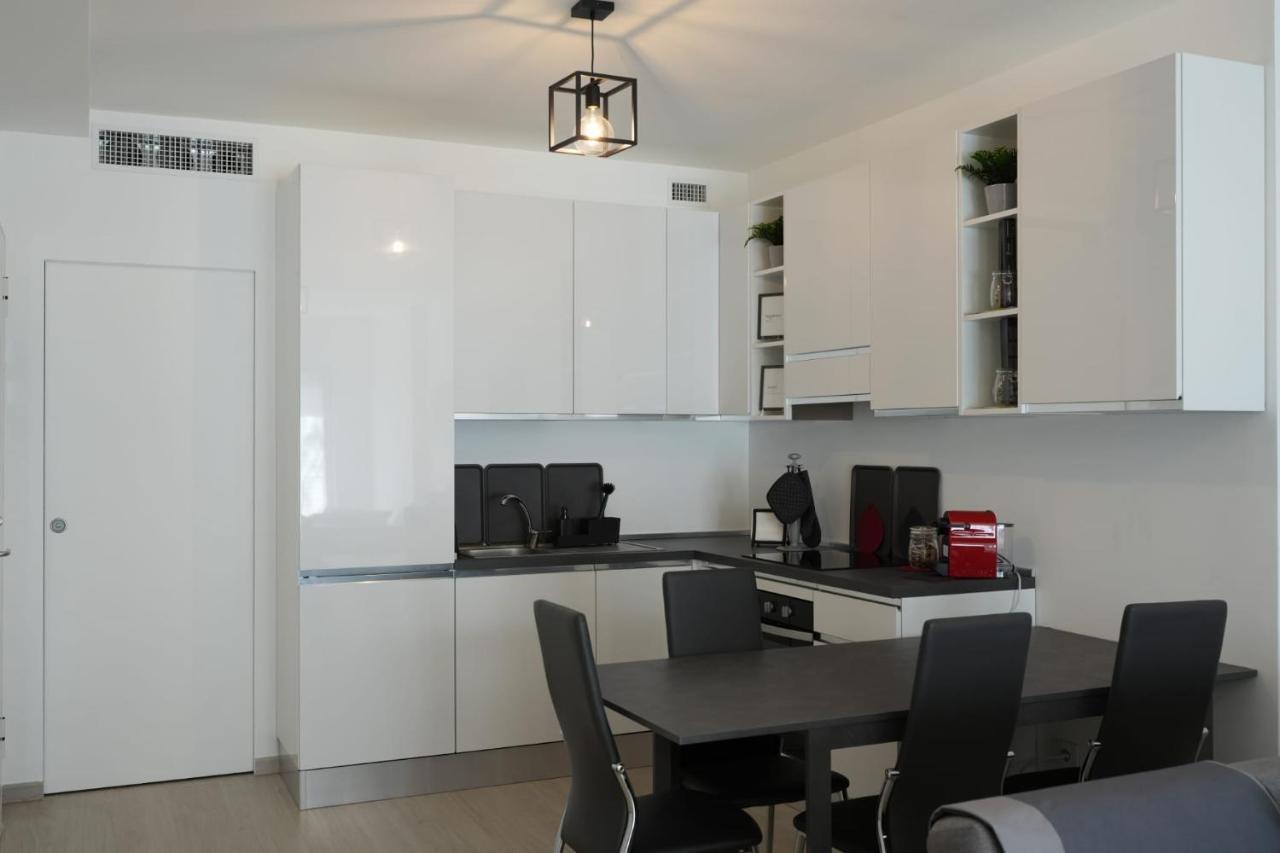 Homega - City Center New Apartment Bari Bagian luar foto